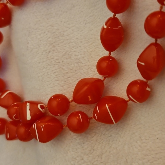 Vintage Set of Two Red and White Acrylic Graduated Beaded Necklaces - Picture 8 of 10